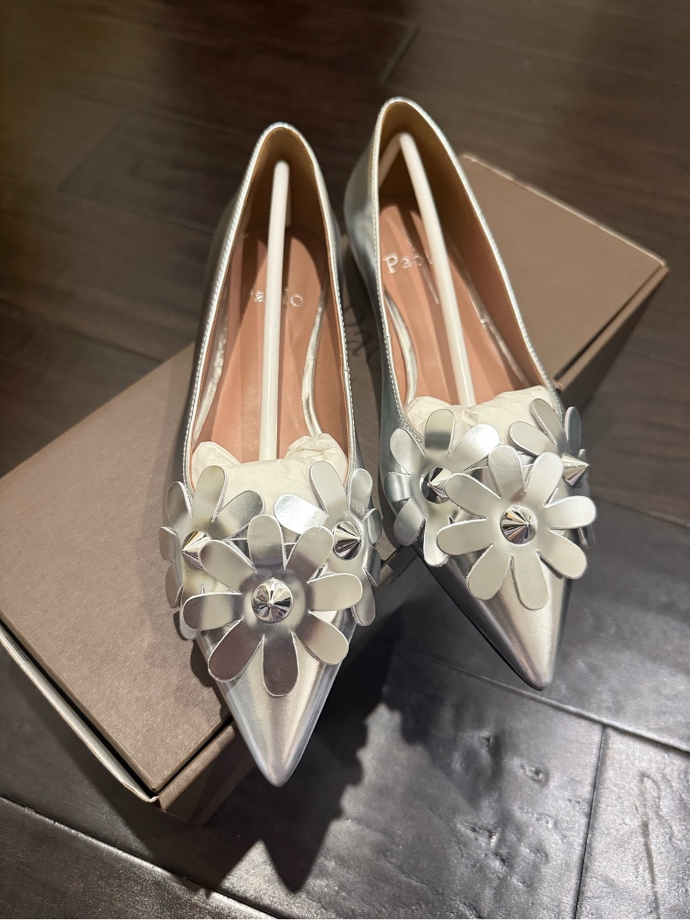 Línea Paolo Metallic Silver Pointed Toe Floral Ballet Flats
